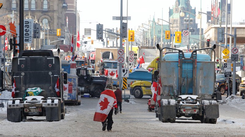Fotografija: Župan Ottawe Jim Watson je konec tedna zaradi protestov voznikov tovornjakov razglasil izredne razmere. Foto Patrick Doyle/Reuters
