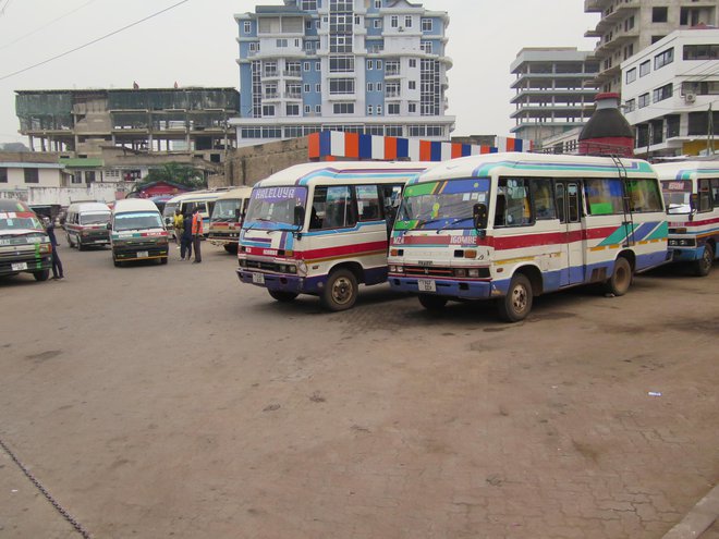 V afriških kombijih in avtobusih se stiska veliko ljudi. FOTO: Tomaž Cigüt
