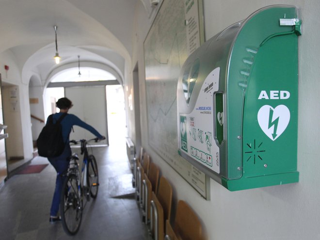 V Sloveniji imamo približno tri tisoč defibrilatorjev, potrebovali pa bi jih okoli 200.000, poudarja Samo Oblak iz društva AED. Na fotografiji je defibrilator na Ambroževem trgu 7 v Ljubljani. FOTO: Leon Vidic/Delo
