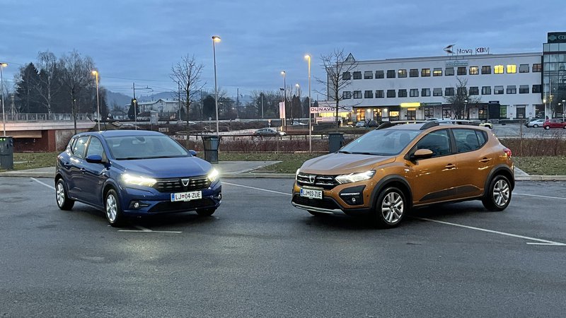 Fotografija: Dacia sandero je v ponudbi le na bencin (levo) ali pa na bencin in plin. FOTO: Blaž Kondža
