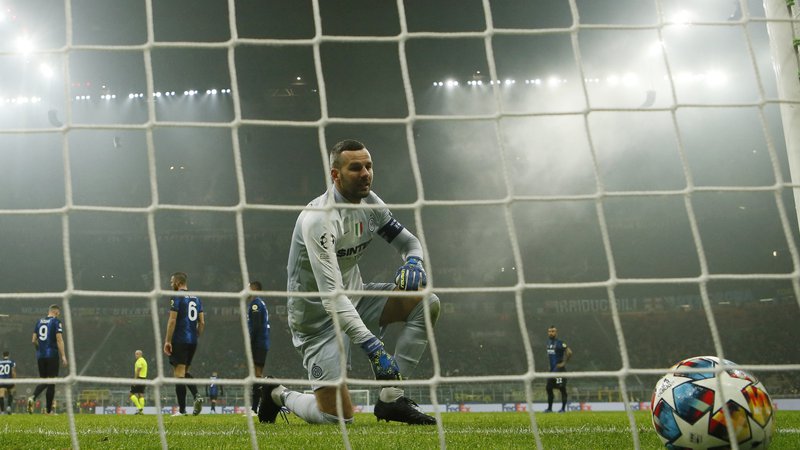 Fotografija: Samir Handanović gleda proti žogi, ki je v njegovi mreži končala po strelu Roberta Firmina. FOTO: Alessandro Garofalo/Reuters
