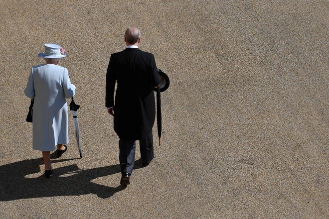 Glede premoženja princa Andrewa obstajajo zgolj približne ocene, a mnogi predvidevajo, da je vsota zanj previsoka. Pojavljajo se domneve, da bi k poravnavi prispevala kraljica iz zasebnih dohodkov. FOTO: Ben Stansall/AFP
