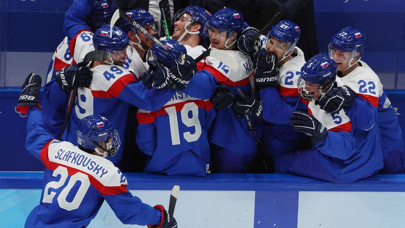 Fotografija: Hokejska velesila Slovaška si je v Pekingu priigrala zgodovinsko olimpijsko odličje. FOTO: Brian Snyder/Reuters
