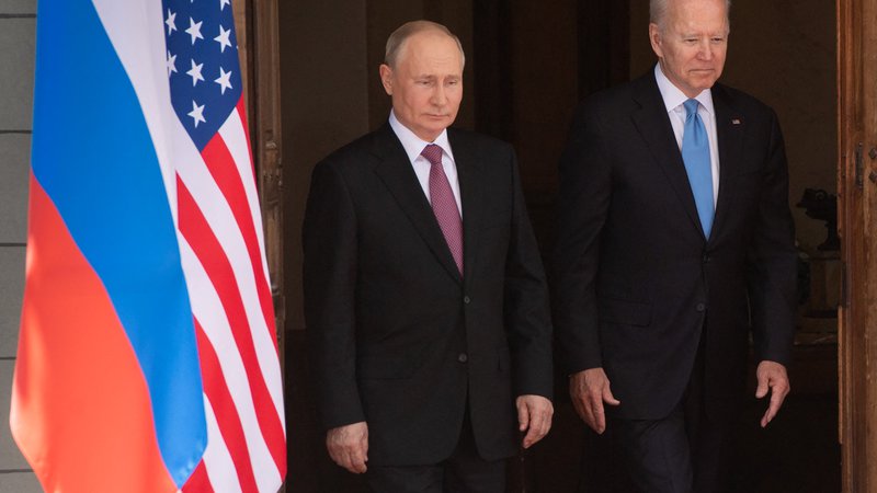 Fotografija: Vladimir Putin in Joe Biden, ki sta se nazadnje sestala junija lani v Ženevi, se še nista dogovorila za ponovno srečanje. Foto Saul Loeb/AFP
