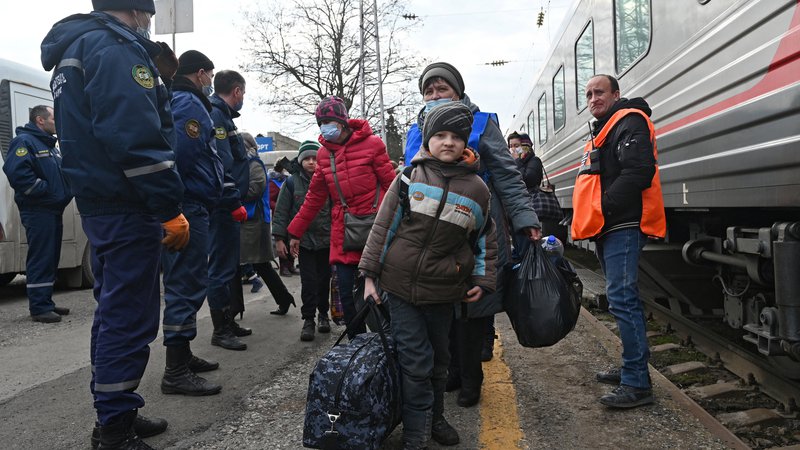 Fotografija: Z izjemo evakuacij prebivalcev samooklicanih ljudskih republik Doneck in Lugansk na ruska ozemlja iz Ukrajine za zdaj niso poročali o večjih premikih ljudi. Foto: Sergey Pivovarov/Reuters
