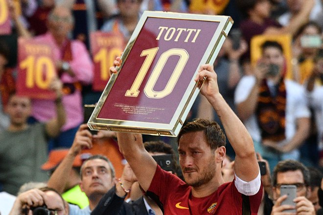Francesco Totti je bil dve desetletji rimski nogometni bog. FOTO: Vincenzo Pinto/AFP