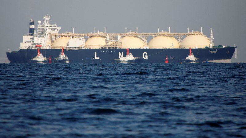 Fotografija: Ladje za pretovor LNG bi bile v prihodnje lahko pogostejše tudi v Jadranskem morju. FOTO: Issei Kato/Reuters
