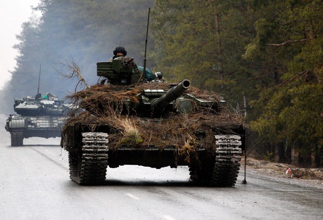 Ukrajinski tanki na cesti pred napadom v regiji Lugansk to  soboto. FOTO: Anatolii Stepanov/AFP
