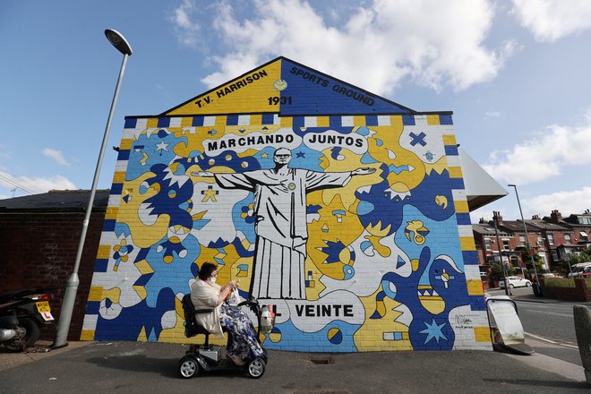 Poslikave, posvečene Argentincu v bližini štadiona Elland Road. FOTO: Carl Recine/Reuters
