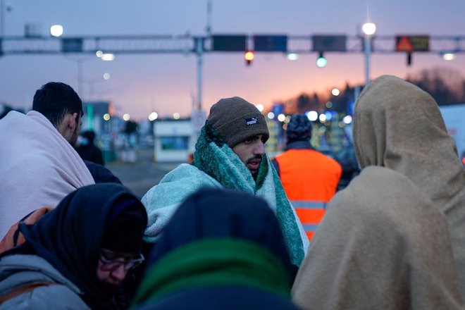 Begunci prihajajo na Poljsko. FOTO: Bryan Woolston/Reuters
