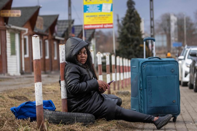 Temnopolti begunci se soočajo z diskriminacijo. FOTO: Wojtek Radwanski/AFP
