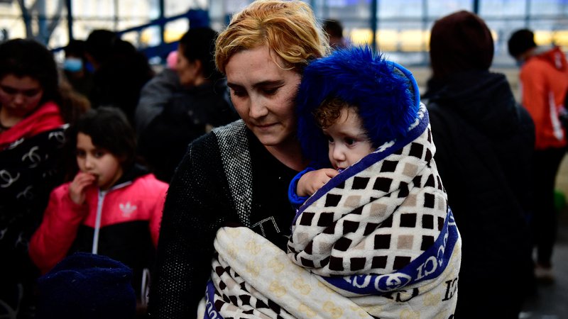 Fotografija: Številni begunci iz Ukrajine beže v Italijo, kjer že živi številčna ukrajinska diaspora. FOTO: Marton Monus/Reuters
