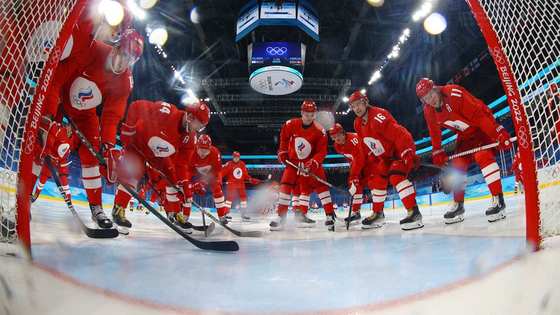 Fotografija: Ruski hokejisti, ki so tudi tokrat nastopali pod zastavo domačega olimpijskega komiteja, med letošnjimi ZOI v Pekingu. FOTO: David W Cerny/Reuters
