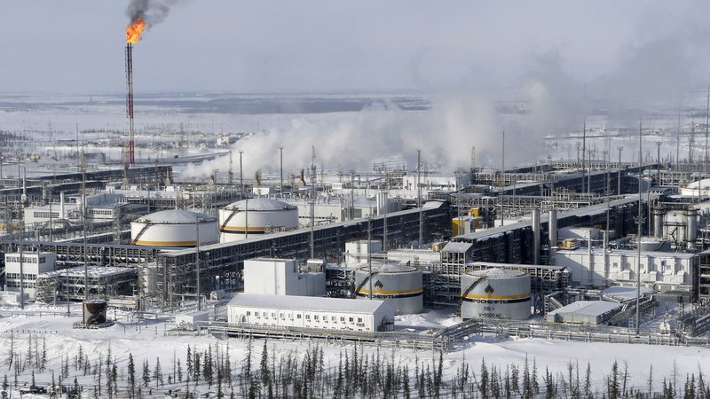 Fotografija: Letošnja globalna poraba nafte naj bi prvič v zgodovini presegla sto milijonov sodčkov dnevno. Foto Sergei Karpukhin/Reuters
