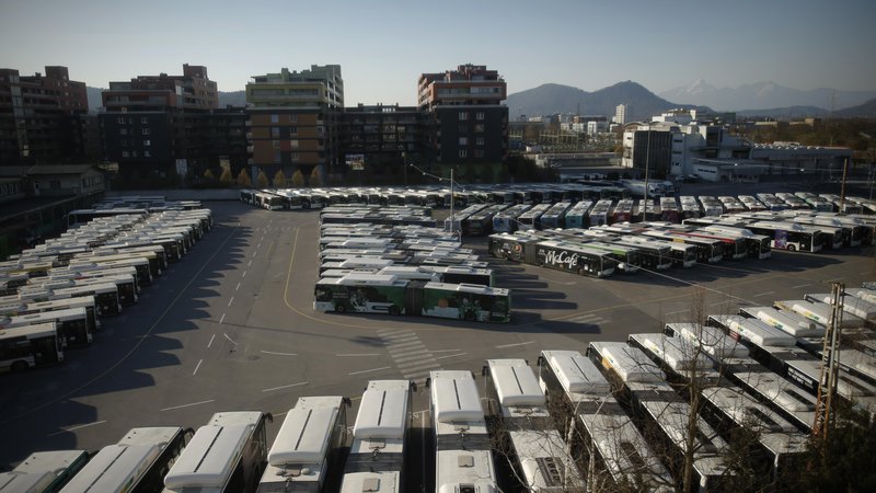 Fotografija: V voznem parku LPP je 212 avtobusov, od tega jih 87 vozi na metan. Foto Jure Eržen
