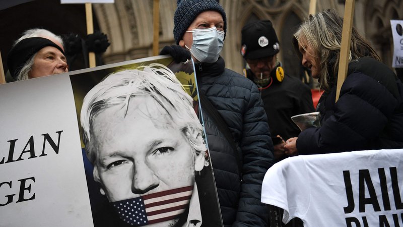 Fotografija: Julian Assange je v zaporu Belmarsh blizu Londona že skoraj tri leta. FOTO: Daniel Leal/AFP
