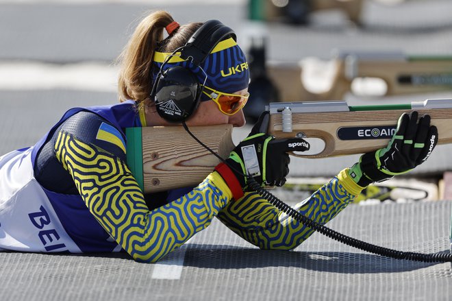 Ukrajinska reprezentantka Nataliia Tkačenko na zimskih paraolimpijskih igrah v Pekingu FOTO: Issei Kato/Reuters
