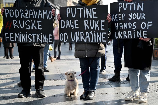 Podpora ukrajinskim ženskam in feministkam, ki so jo izrazile Ženske v črnem v Beogradu. FOTO: Andrej Isakovic/AFP
