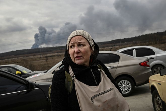 Na begu iz Irpina zahodno od Kijeva. FOTO: Aris Messinis/AFP
