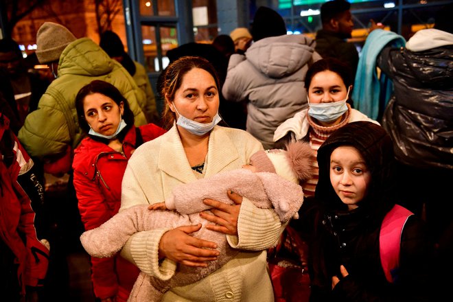Mati z otroki po begu na postaji Nyugati v Budimpešti. FOTO: Marton Monus/Reuters
