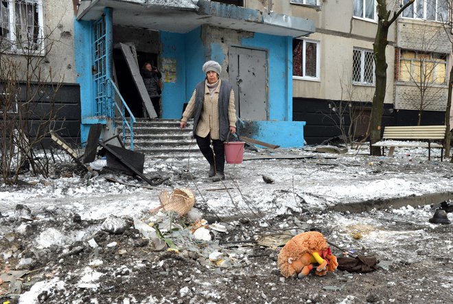 Fotografija je nastala včeraj, po obstreljevanju Harkova blizu meje z Rusijo. FOTO: Sergey Bobok/AFP
