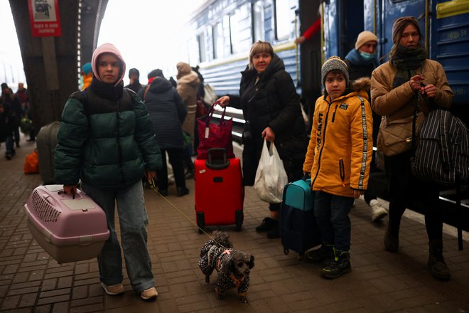 Družine na begu za sabo niso pustile hišnih ljubljencev. FOTO: Thomas Peter/Reuters
