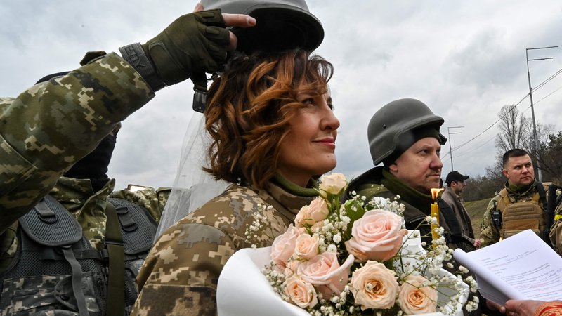 Fotografija: Poroka med vojno na obrobju Kijeva. FOTO: Genya Savilov/AFP
