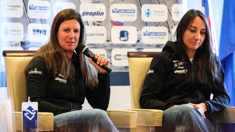 Fotografija: Tina Mrak (levo) in Veronika Macarol sta dvakrat osvojili naslov evropskih prvakinj, na svetovnem prvenstvu sta bili tretji. FOTO: Črt Piksi/Delo
