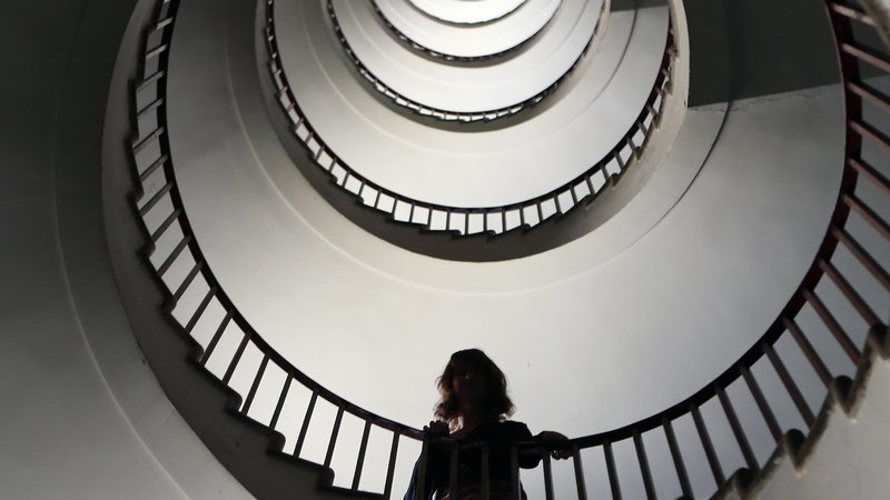 Fotografija: Hoja po stopnicah zahteva do devetkrat večjo porabo energije kot sedenje ali do sedemkrat večjo kot vožnja z dvigalom. FOTO: Aleš Černiec
