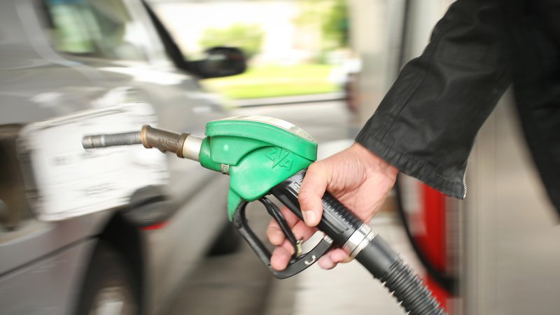 Fotografija: Vlada je sprejela uredbo, s katero je določila najvišje cene naftnih derivatov na črpalkah. FOTO: Jure Eržen/Delo
