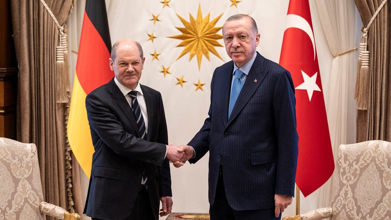 Fotografija: Kancler Scholz je ob srečanju z Erdoğanom tokrat izpustil sicer običajne obiske opozicije in predstavnikov civilne družbe. Foto Guido Bergmann/Reuters

