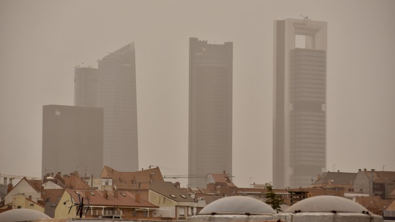 Fotografija: Zaradi puščavskega prahu je bila vidljivost v Madridu precej omejena. FOTO: Gašper Završnik
