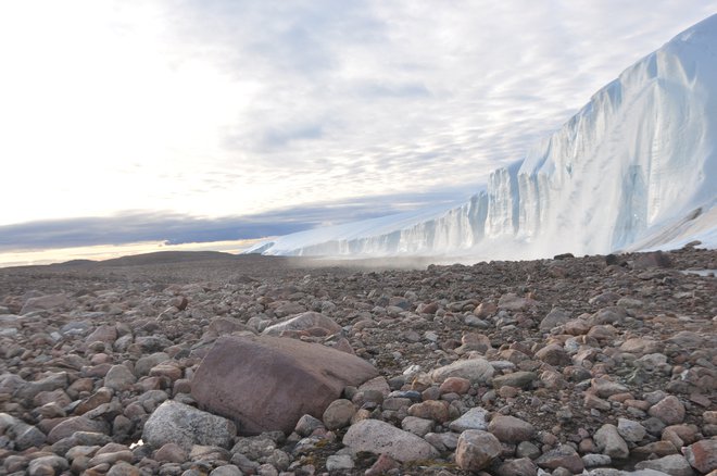Krater pod ledenikom na Grenlandiji je precej starejši, kot so sprva domnevali. FOTO: Pierre Beck/ Reuters
