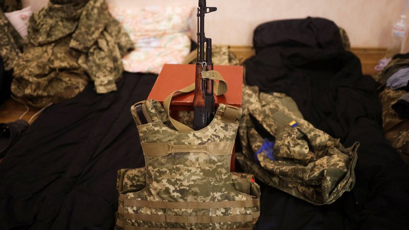 Fotografija: Če se tujec vključi v obrambne strukture ukrajinske vojske, ga v primeru zajetja obravnavajo kot vojnega ujetnika, razlaga Vladimir Prebilič. FOTO: Nacho Doce/Reuters
