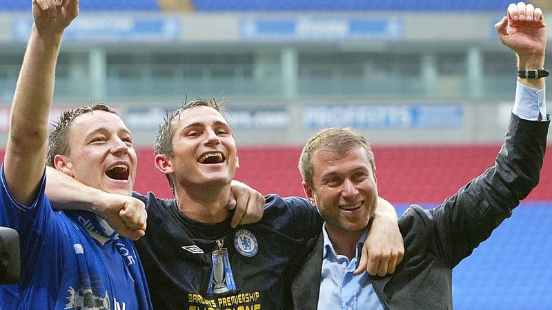 Fotografija: Ena najslavnejših fotografij iz klubske zgodovine: Abramovič (desno) proslavlja zmago v Boltonu s Terryjem (levo) in Frankom Lampardom, ko je Chelsea leta 2005 pod taktirko Joseja Mourinha osvojil prvi državni naslov po 50 letih z zmago 2:0. FOTO: Darren Staples/Reuters
