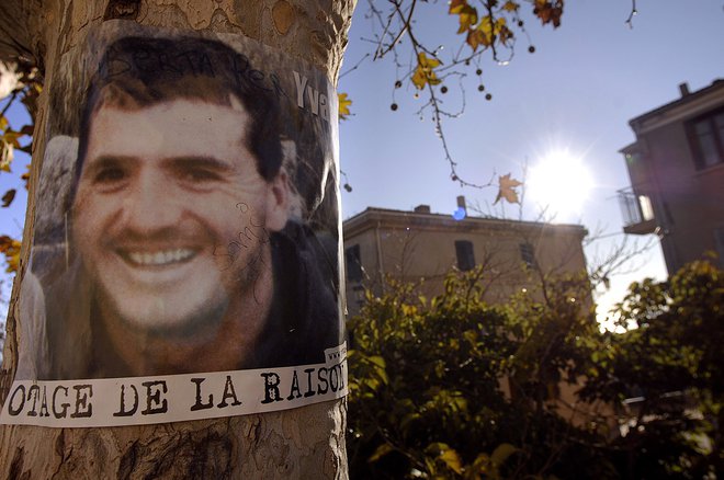 Plakat Yvana Colonne v njegovi rodni vasi Cargese. FOTO: Stephane Agostini/AFP
