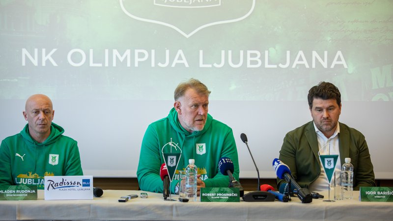 Fotografija: Robert Prosinečki (v sredini), tega je v sprejetje trenerske vloge v Ljubljani prepričeval tudi Mladen Rudonja (levo), ima z Olimpijo velike načrte. FOTO: Voranc Vogel/Delo
