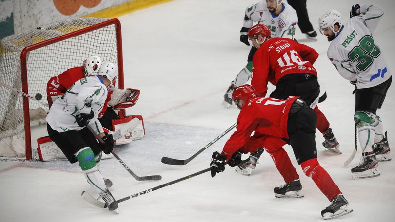 Fotografija: Jeseničani se borijo za finale alpske hokejske lige. FOTO: Uroš Hočevar
