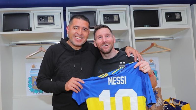 Fotografija: Podpredsednik Boca Juniors, Juan Riquelme, je Messiju podelil dres Boce s št. 10. In družabna omrežja so »pregorela«. FOTO: Instagram
