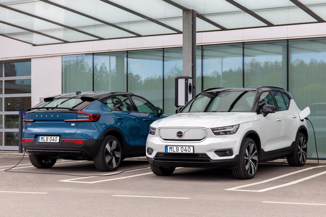 Volvova modela C40 recharge in XC 40 recharge sta švedski začetek na področju popolnoma električnih avtomobilov. Foto Volvo
