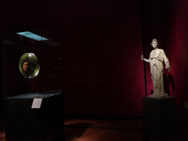 Caravaggieva Meduza, eno najbolj ikoničnih del Galerije Uffizi, v družbi antične Minerve. FOTO: Galerija Uffizi
