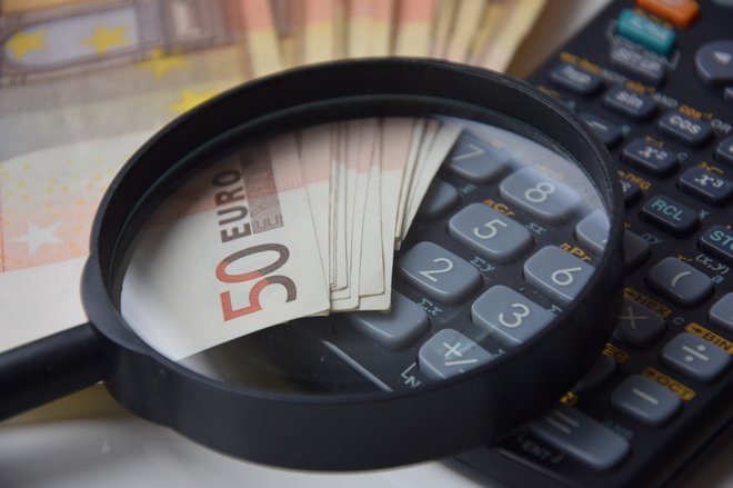 Evro bo jutri, merjeno v dobrinah, vreden manj, kot je evro danes. FOTO: Pixabay
