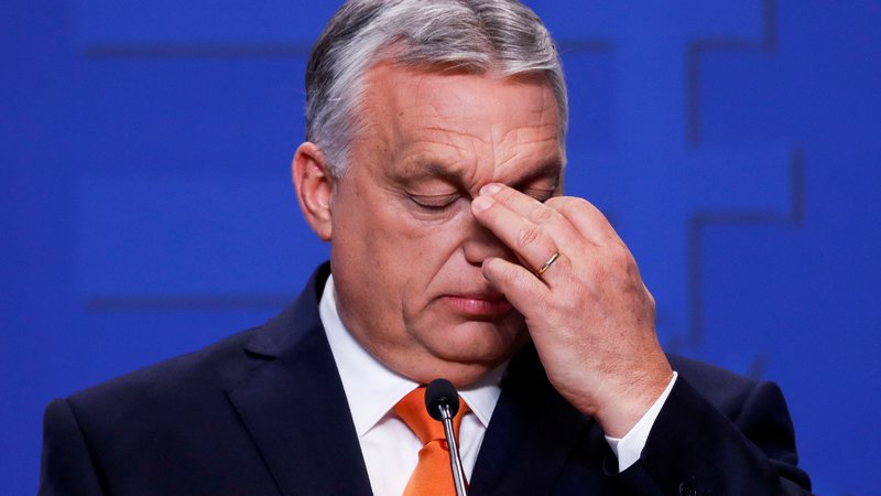 Fotografija: Po nedeljskem zmagoslavju Viktoja Orbána se je EU le odločila, da proti Madžarski sproži prvi postopek v novem mehanizmu pogojevanja izplačil evropskih sredstev z vladavino prava. FOTO: Bernadett Szabo/Reuters

