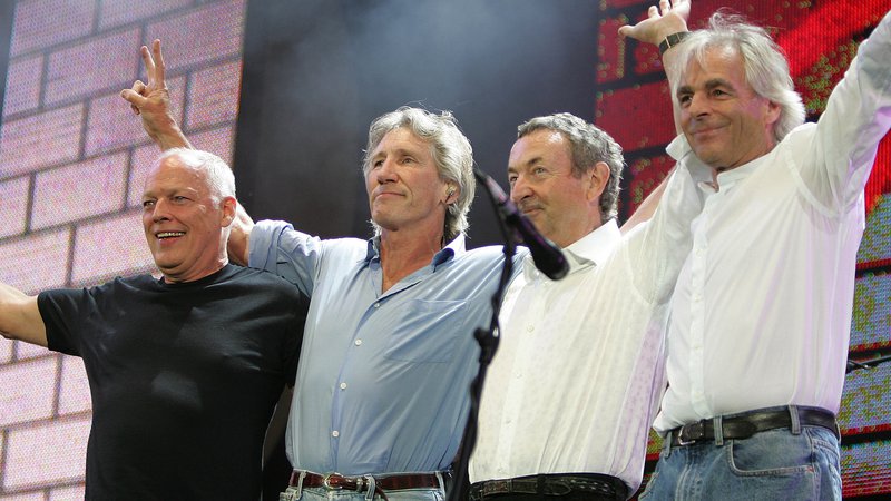 Fotografija: (Z leve proti desni) Dave Gilmour, Roger Waters, Nick Mason in  Rick Wright na koncertu v Londonu leta 2005. FOTO: Stephen Hird/Reuters
