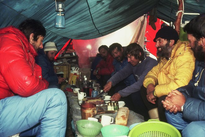 Na rojstnodnevni fotografiji je tudi Ante Bućan (v rdeči bundi, desno od Zaplotnika), hrvaški alpinist, ki je prav tako umrl pod plazom 24. aprila leta 1983. FOTO: Viki Grošelj
