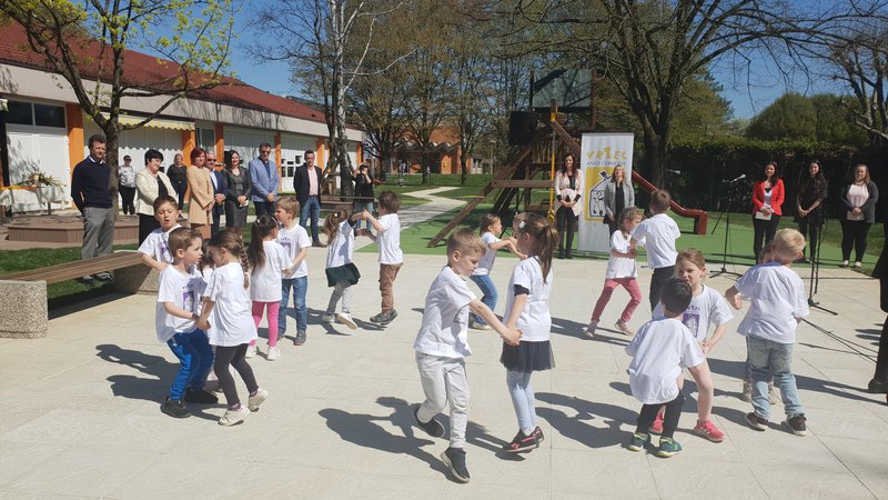 Fotografija: Otroci so zaplesali in zapeli ob odprtju saniranega igrišča enote Luna vrtca Anice Černejeve. FOTO: Špela Kuralt/Delo
