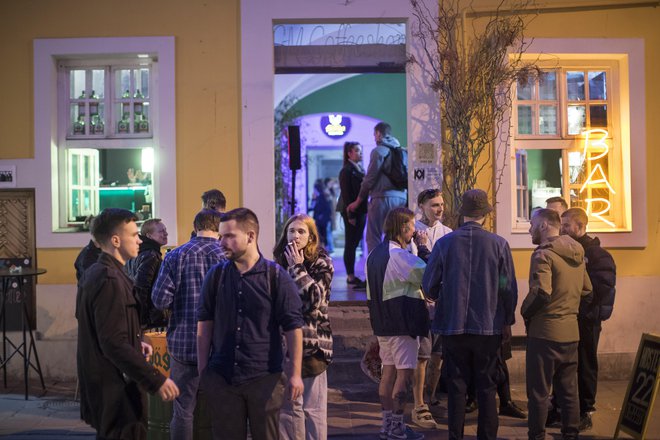 Polni bari, restavracije in kavarne v mestu Lvov na zahodu države. FOTO: Jure Eržen/Delo
