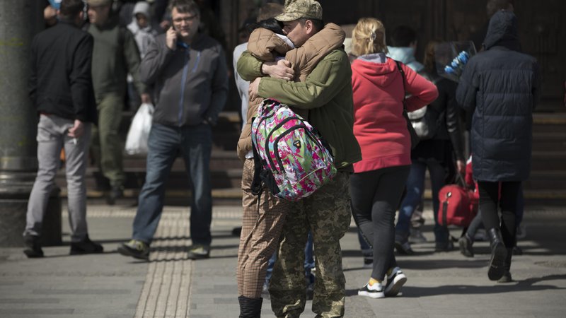 Fotografija: Oksana in Mikola, oba iz Černivcija, sta se po daljšem obdobju spet srečala. Vojak je dobil nekaj ur odhoda v mesto. FOTO: Jure Eržen/Delo
