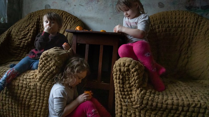 Fotografija: V Ukrajini je več kot 600 sirotišnic in drugih inštitucij, kjer skrbijo za otroke. Številne med njimi so morali v zadnjih 51 dnevih seliti. FOTO: Reuters
