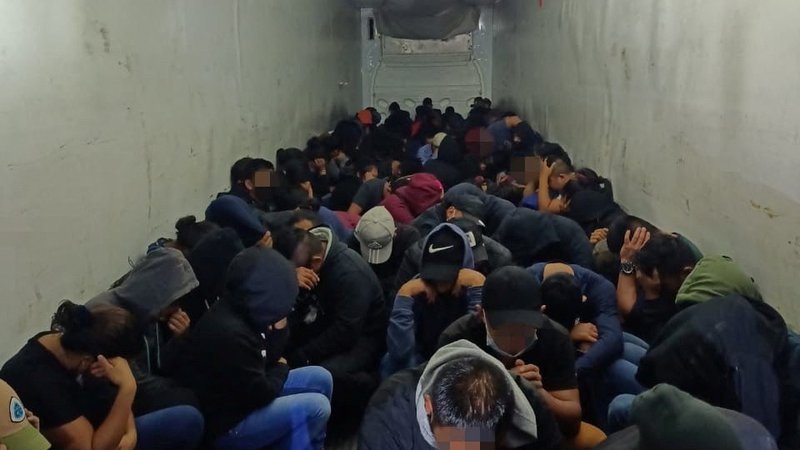 Fotografija: Migranti na poti v ZDA v prikolici tovornjaka, ki so ga ustavili v mehiški zvezni državi San Luis Potosí. Foto Reuters
